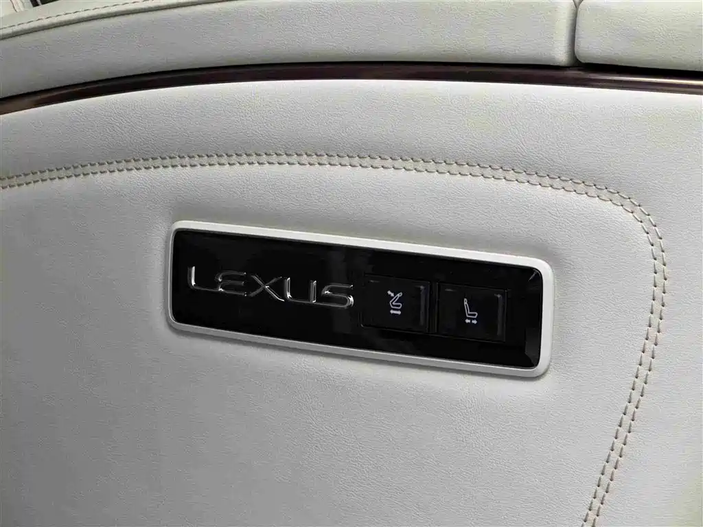 Lexus LM — миниатюра 11