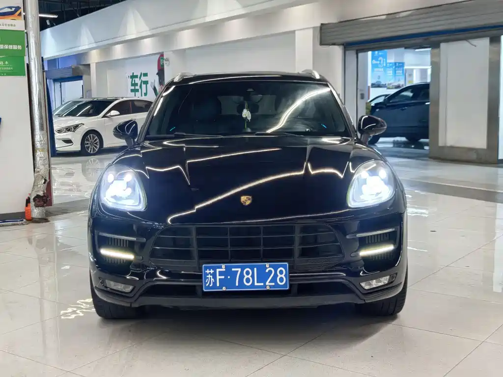 PORSCHE MACAN