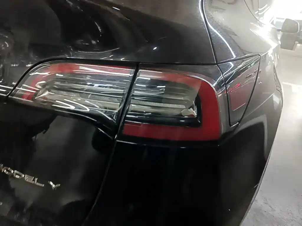 Tesla Model Y — миниатюра 8