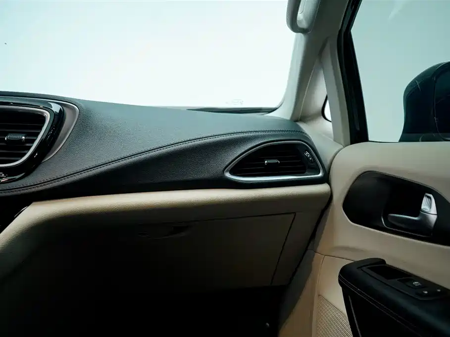 Chrysler Grand Voyager PHEV (Import) — миниатюра 3
