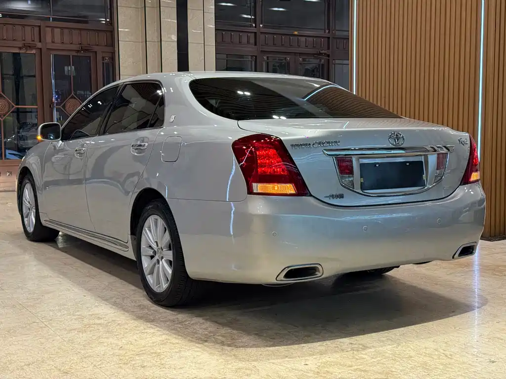 Toyota Crown — миниатюра 6