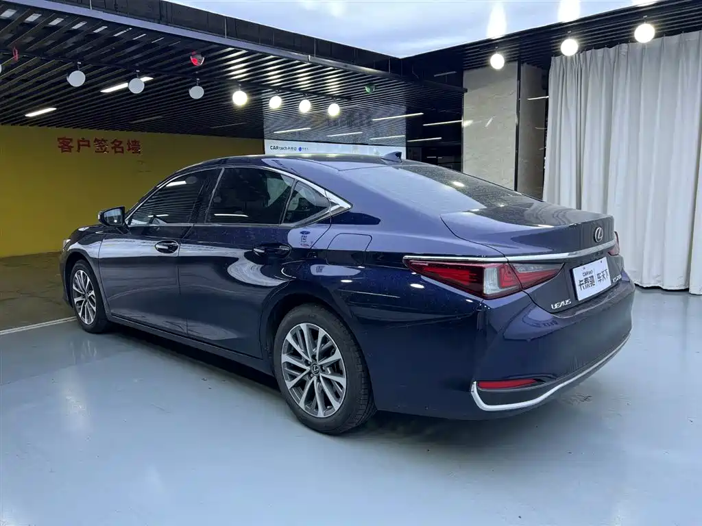 Lexus ES 2021 200