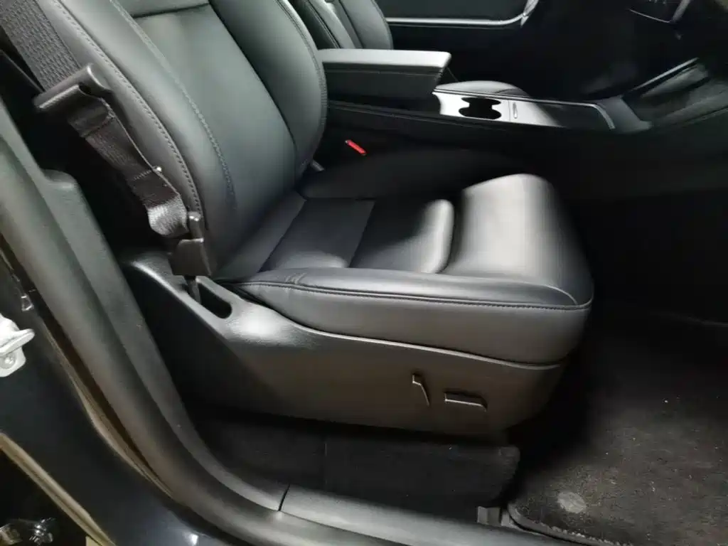 Tesla Model Y — миниатюра 25