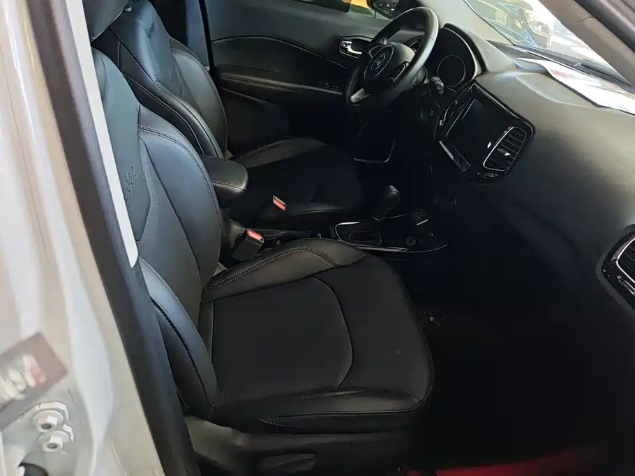 Jeep Compass — миниатюра 8
