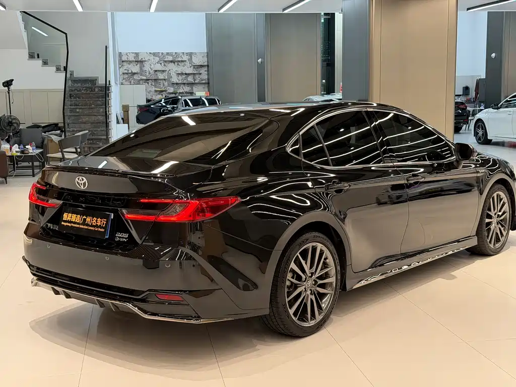 Toyota Camry — миниатюра 7