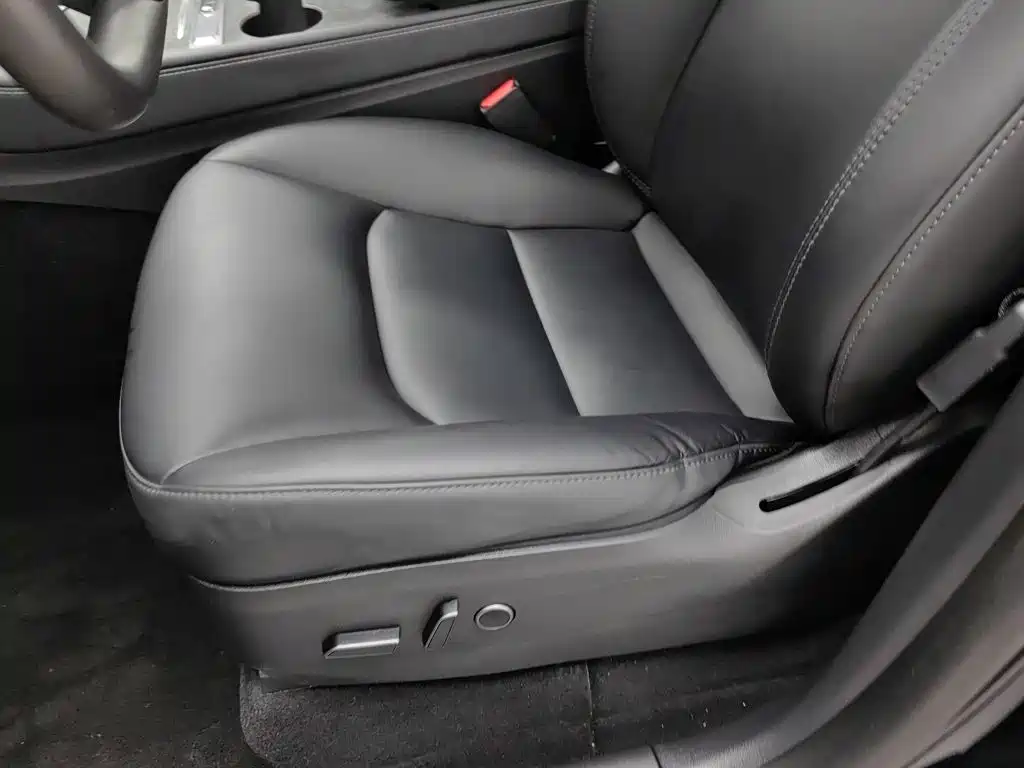 Tesla Model Y — миниатюра 20