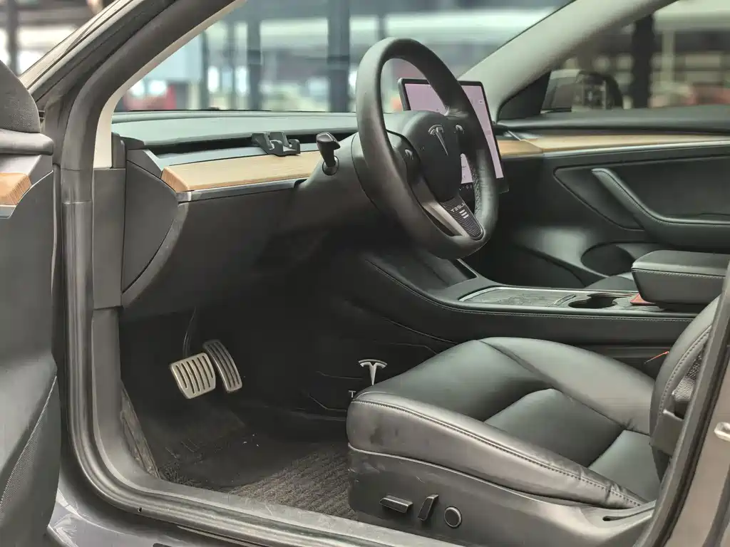 Tesla Model 3 — миниатюра 6