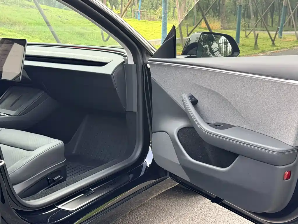 Tesla Model 3 — миниатюра 14
