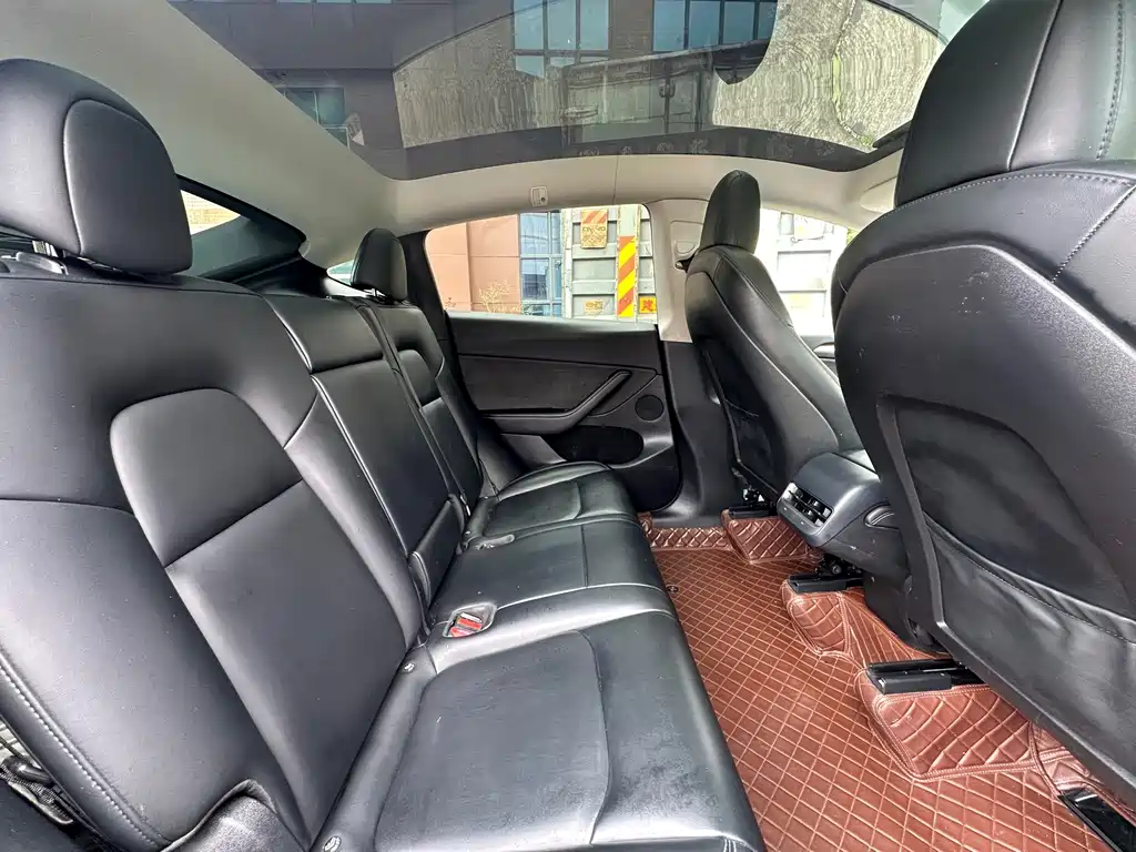 Tesla Model Y — миниатюра 7