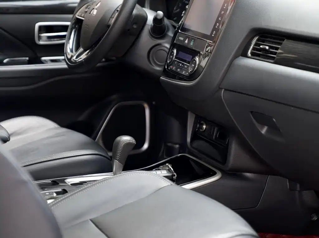 Mitsubishi Outlander — миниатюра 11