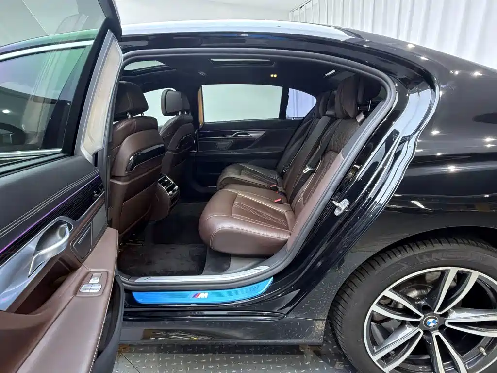 BMW 7 Series — миниатюра 11
