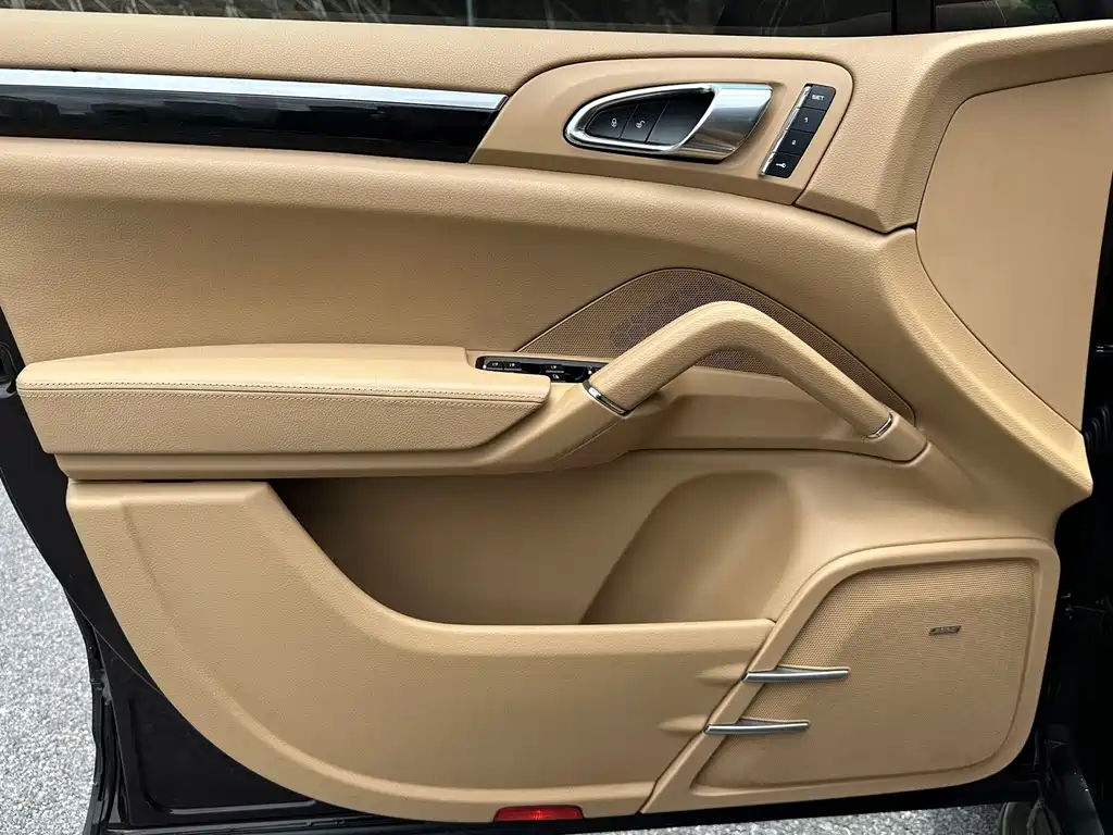 Porsche Cayenne — миниатюра 7