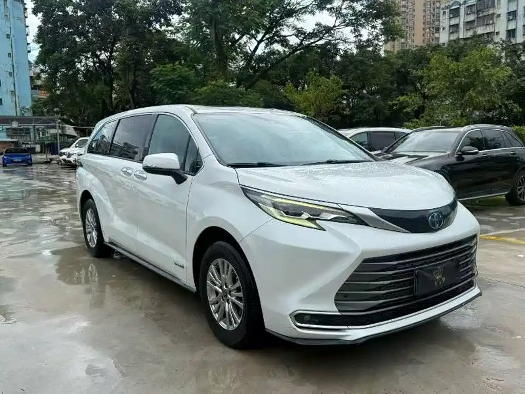 Toyota Sienna — миниатюра 2