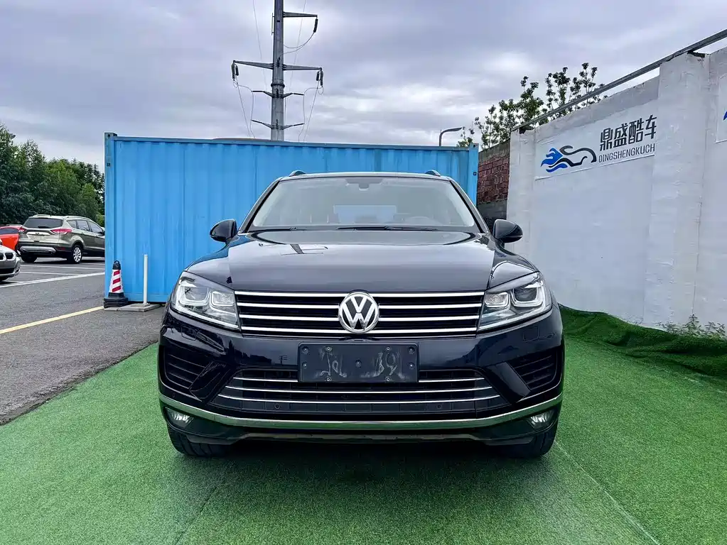 VOLKSWAGEN TOUAREG