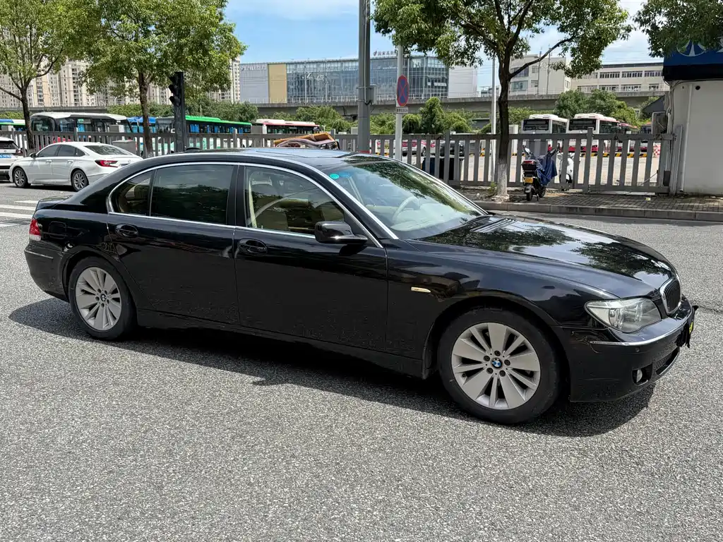 BMW 7 Series — миниатюра 3