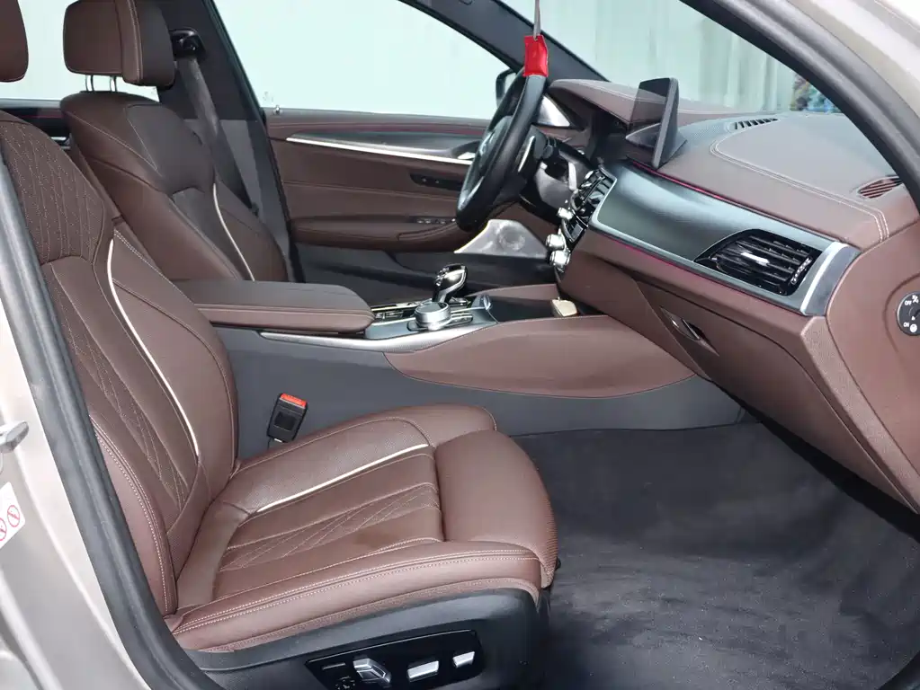 BMW 5 Series — миниатюра 14