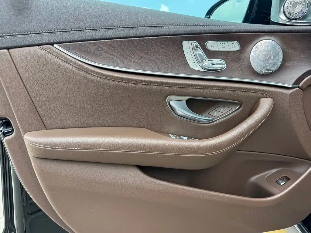 Mercedes-Benz E-Class — миниатюра 8