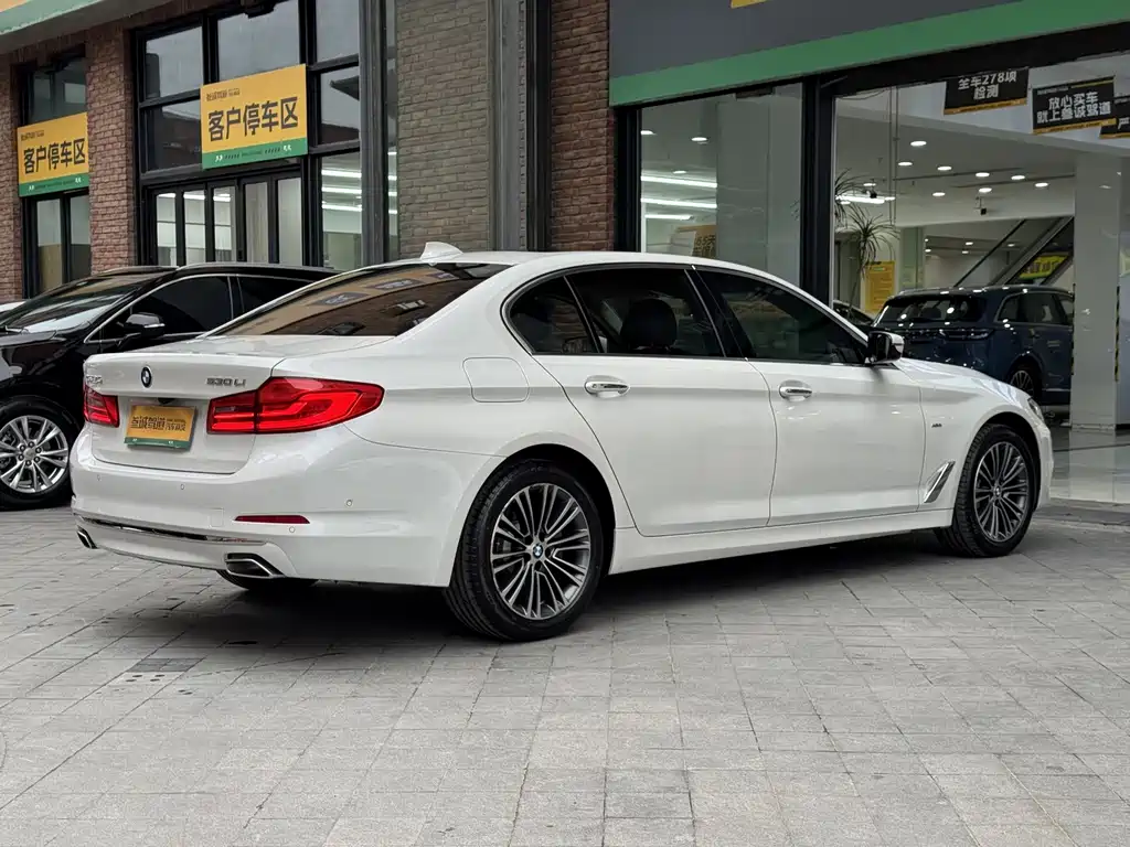 BMW 5 Series — миниатюра 7