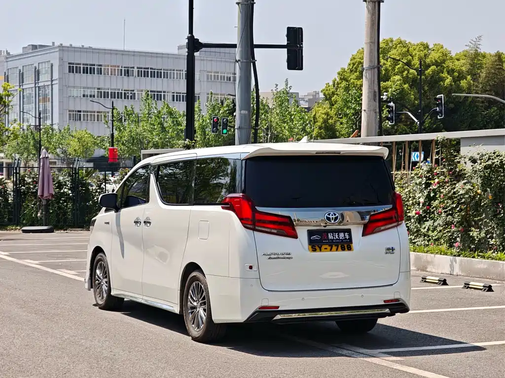 Toyota Alphard — миниатюра 6
