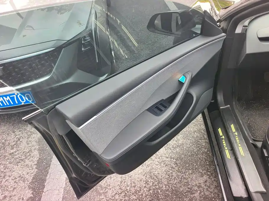 Tesla Model 3 — миниатюра 7