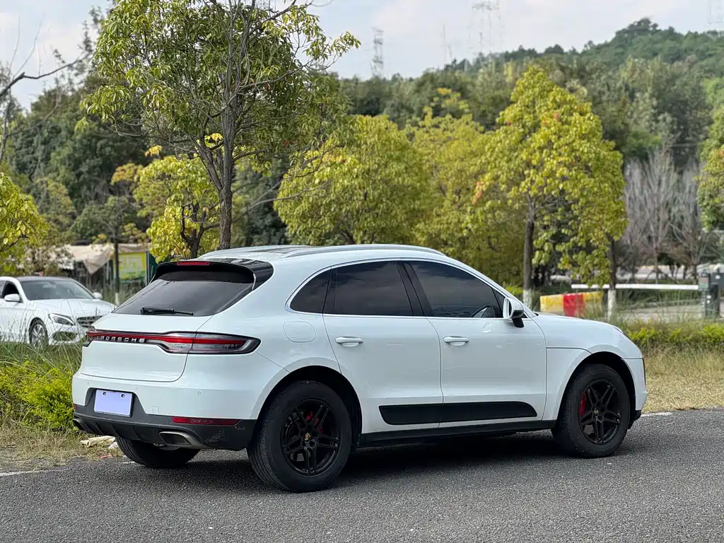 PORSCHE MACAN