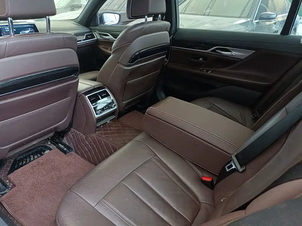 BMW 7 Series — миниатюра 18