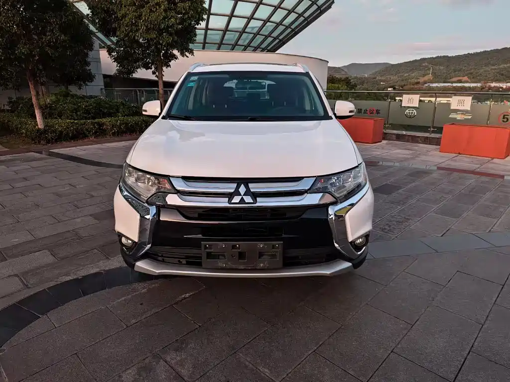 MITSUBISHI OUTLANDER