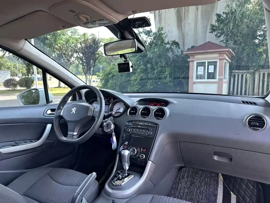 Peugeot 408 2013 2.0L AT Luxury