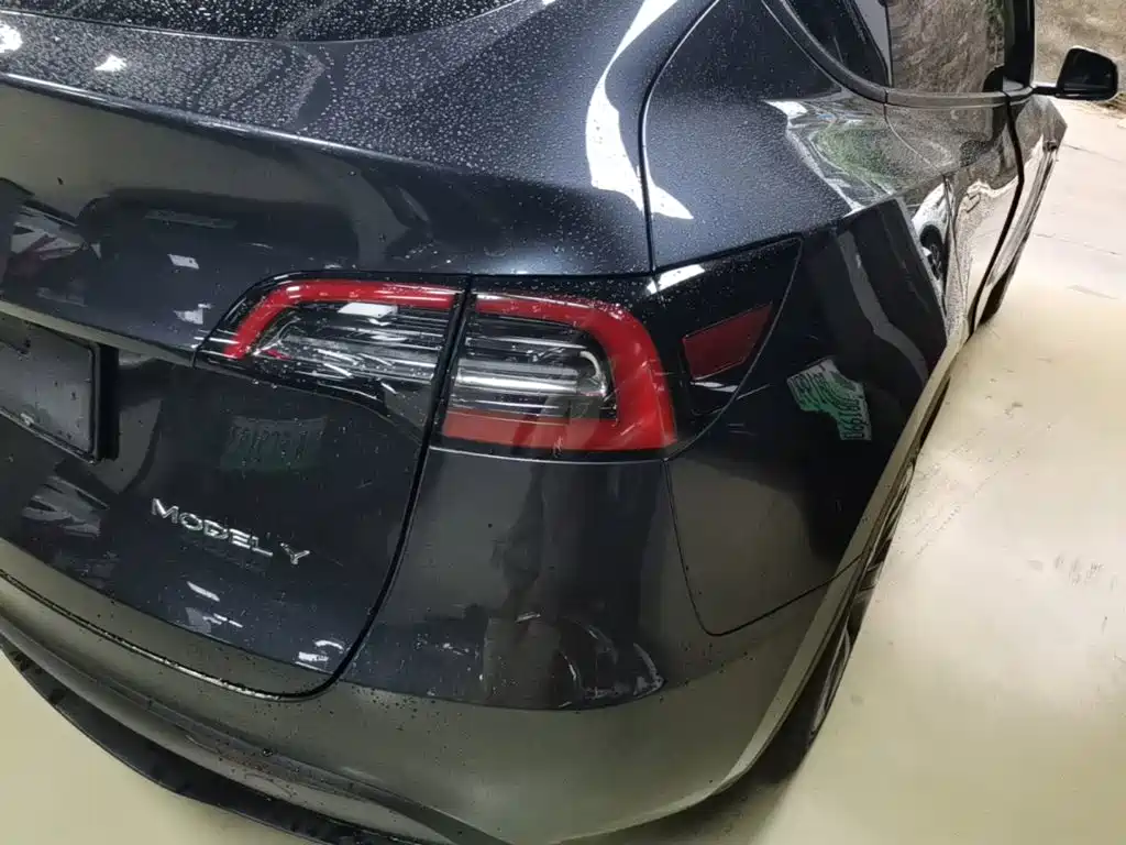 Tesla Model Y — миниатюра 8