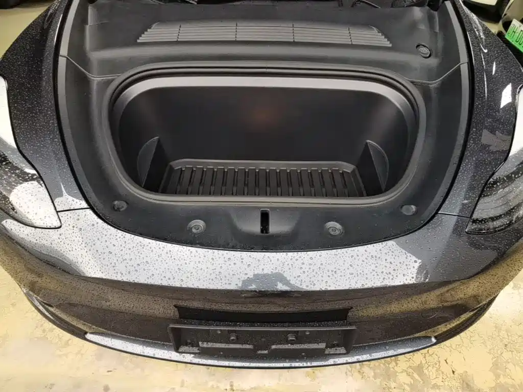 Tesla Model Y — миниатюра 20