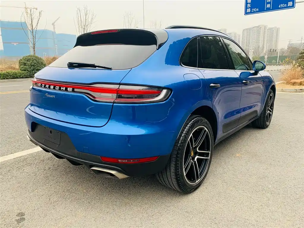PORSCHE MACAN
