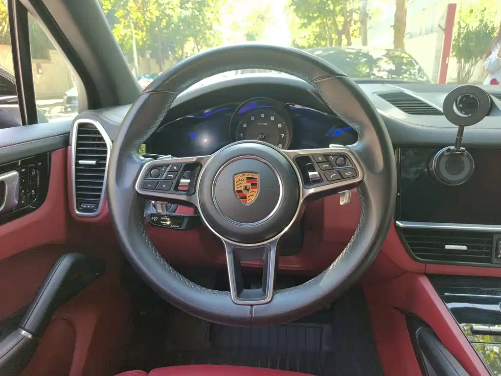 Porsche Cayenne — миниатюра 6
