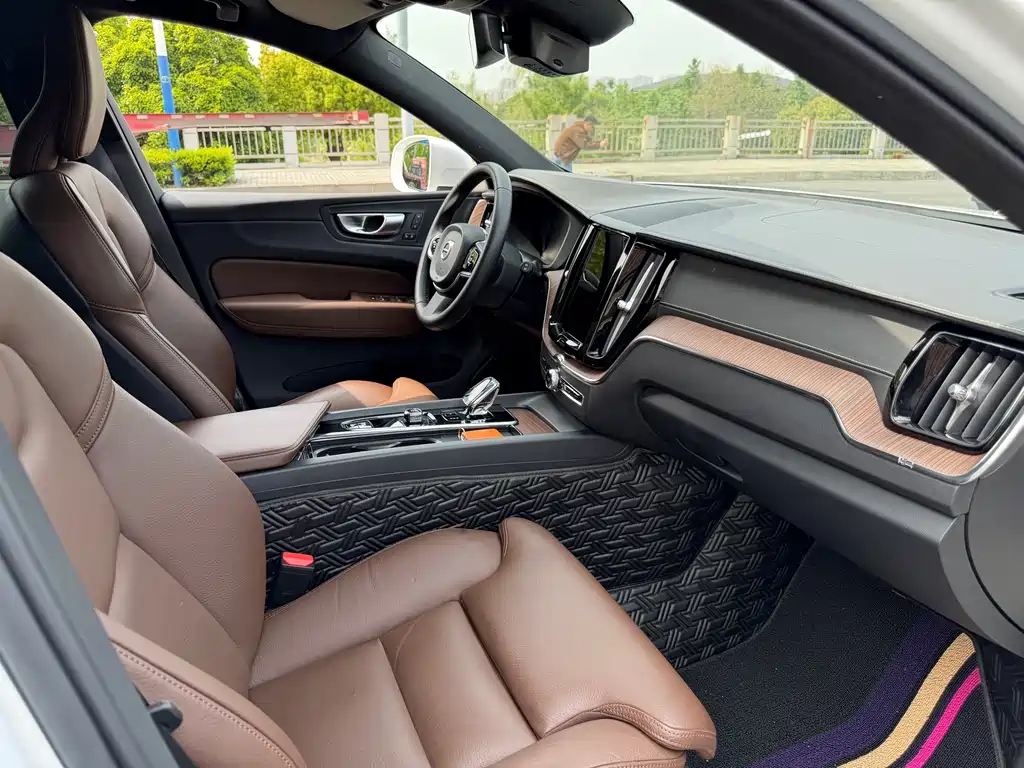 Volvo XC60 2023 B5 Luxury
