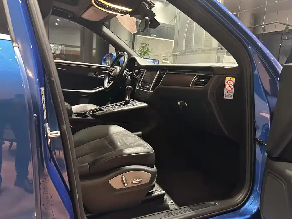 PORSCHE MACAN