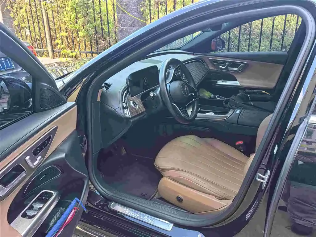 Mercedes-Benz E-Class — миниатюра 7