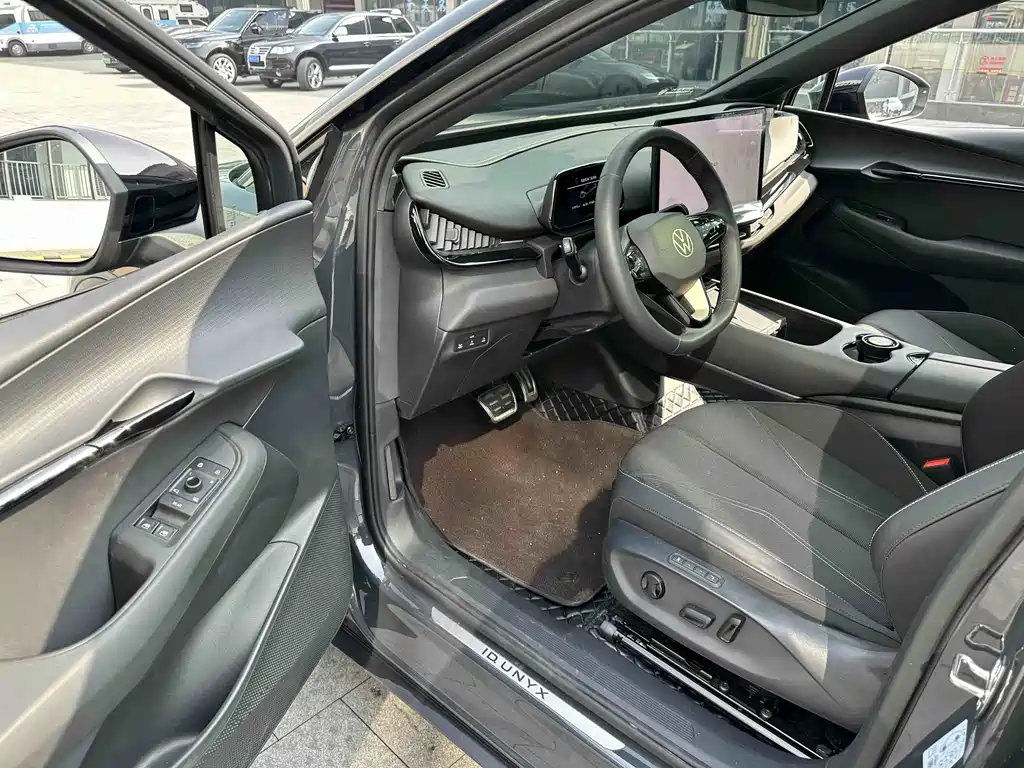 VOLKSWAGEN WITH THE CROWD 06