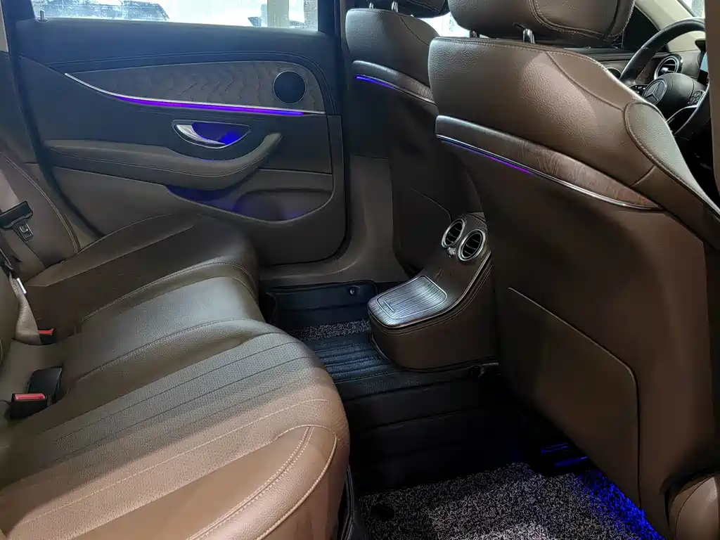 Mercedes-Benz E-Class — миниатюра 11