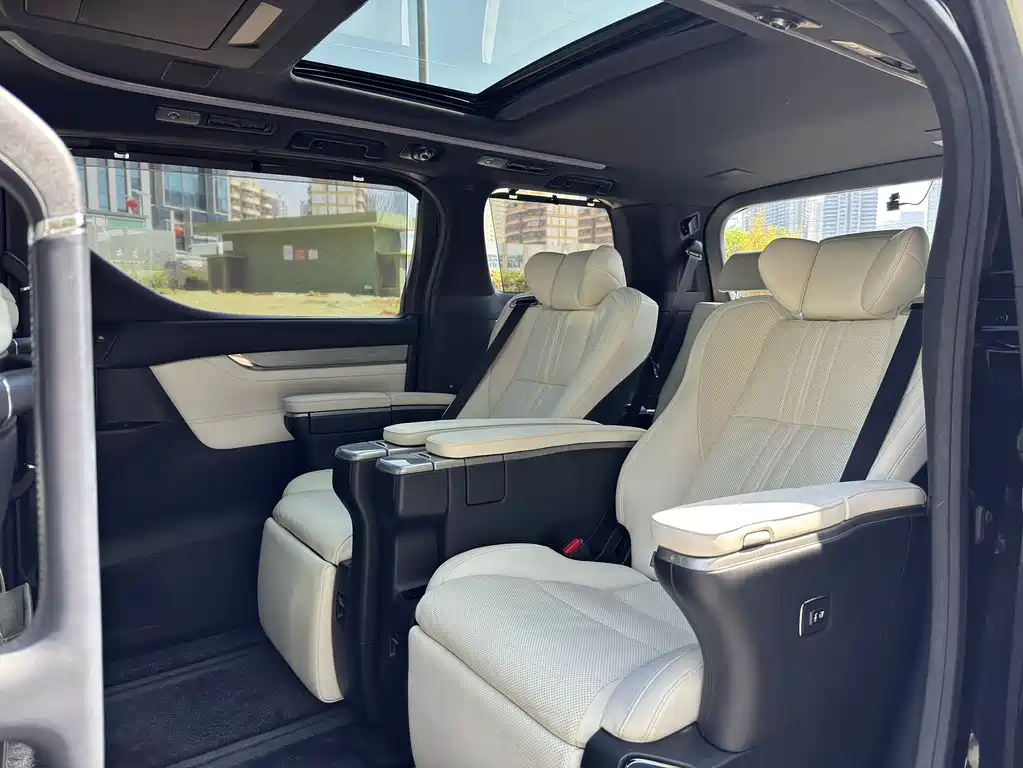 Toyota Alphard - фото 7