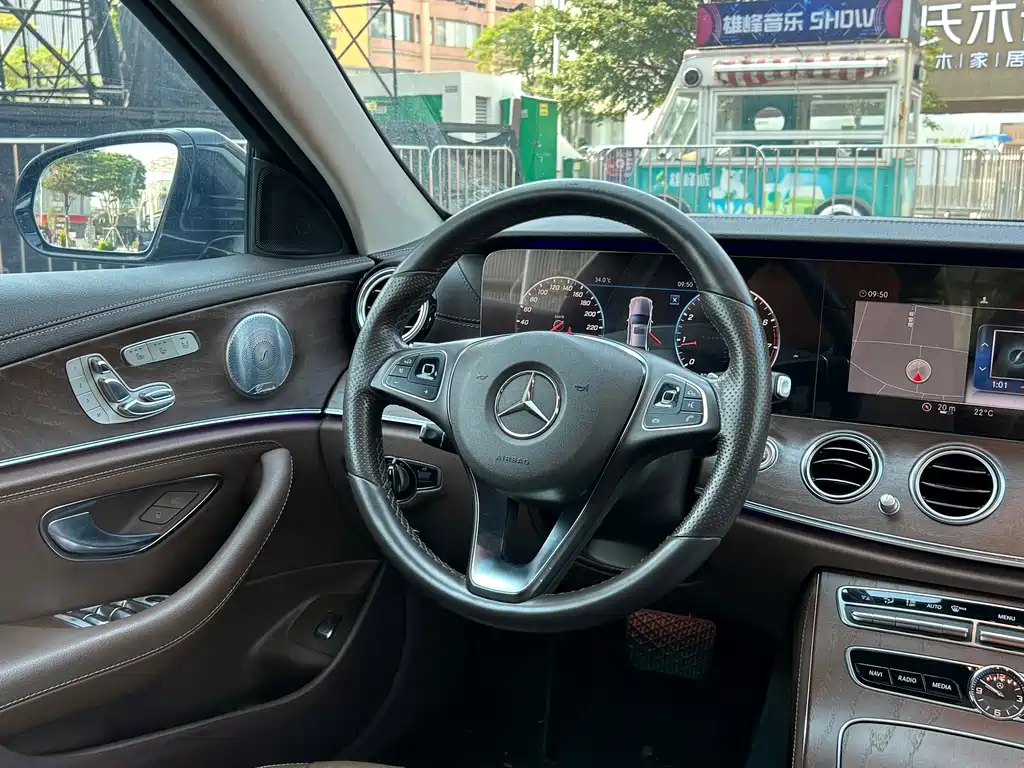Mercedes-Benz E-Class — миниатюра 12