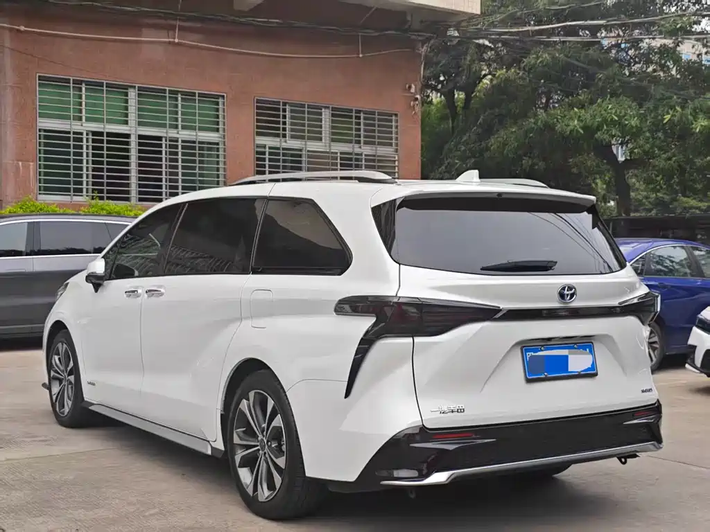 Toyota Granvia 2023 2.5L Luxury PLUS