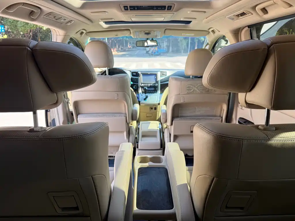 Toyota Alphard — миниатюра 9