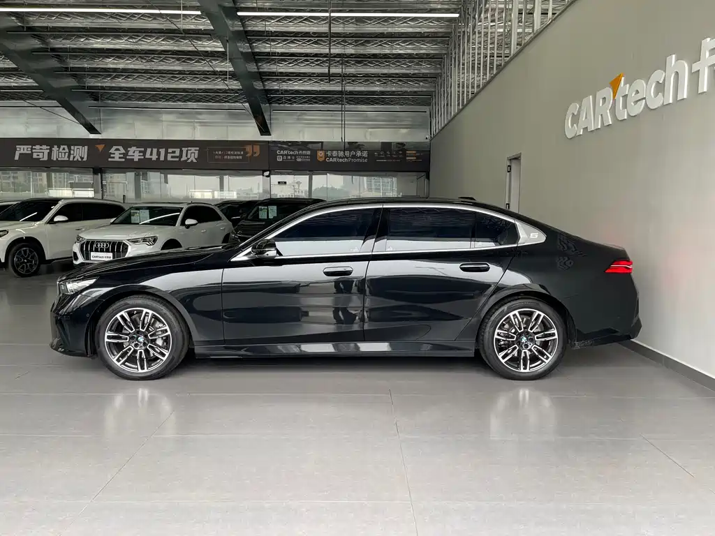 BMW 5 Series — миниатюра 7