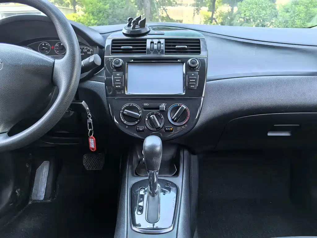 Nissan Tiida — миниатюра 13