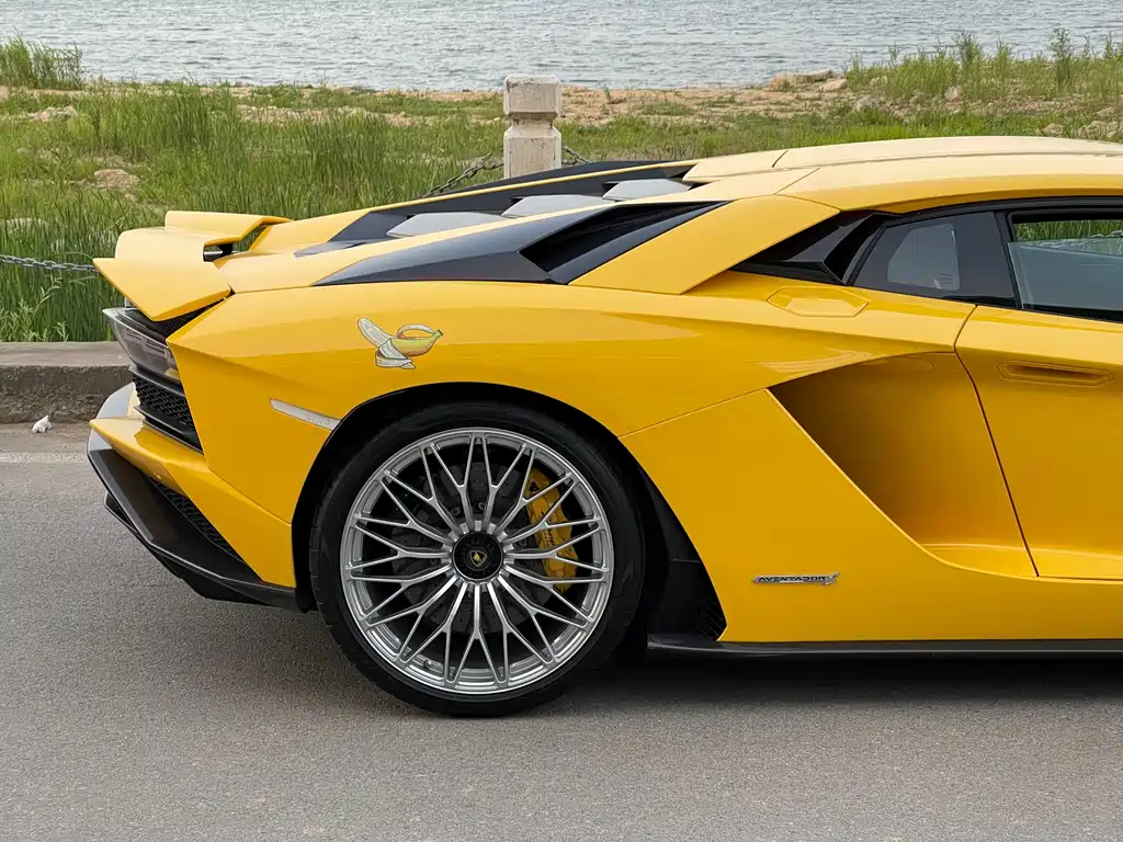 LAMBORGHINI AVENTADOR