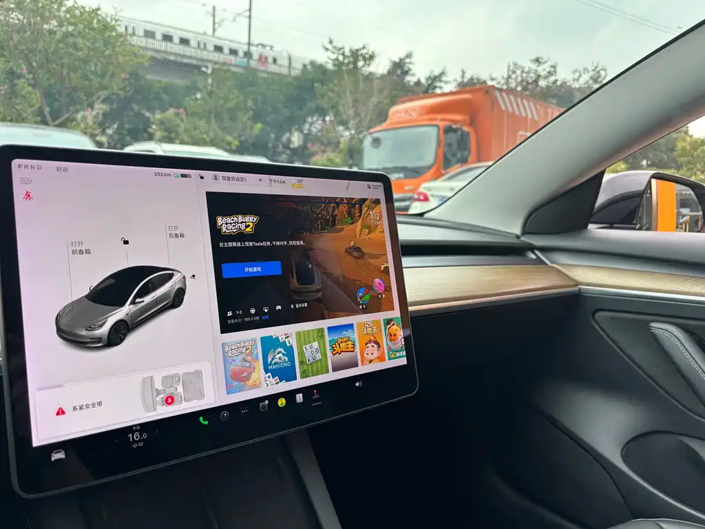 TESLA MODEL 3