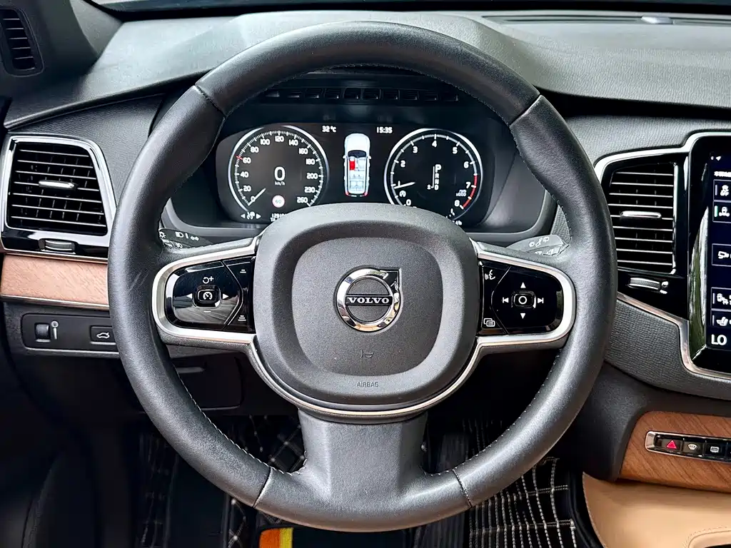 Volvo XC90 — миниатюра 9