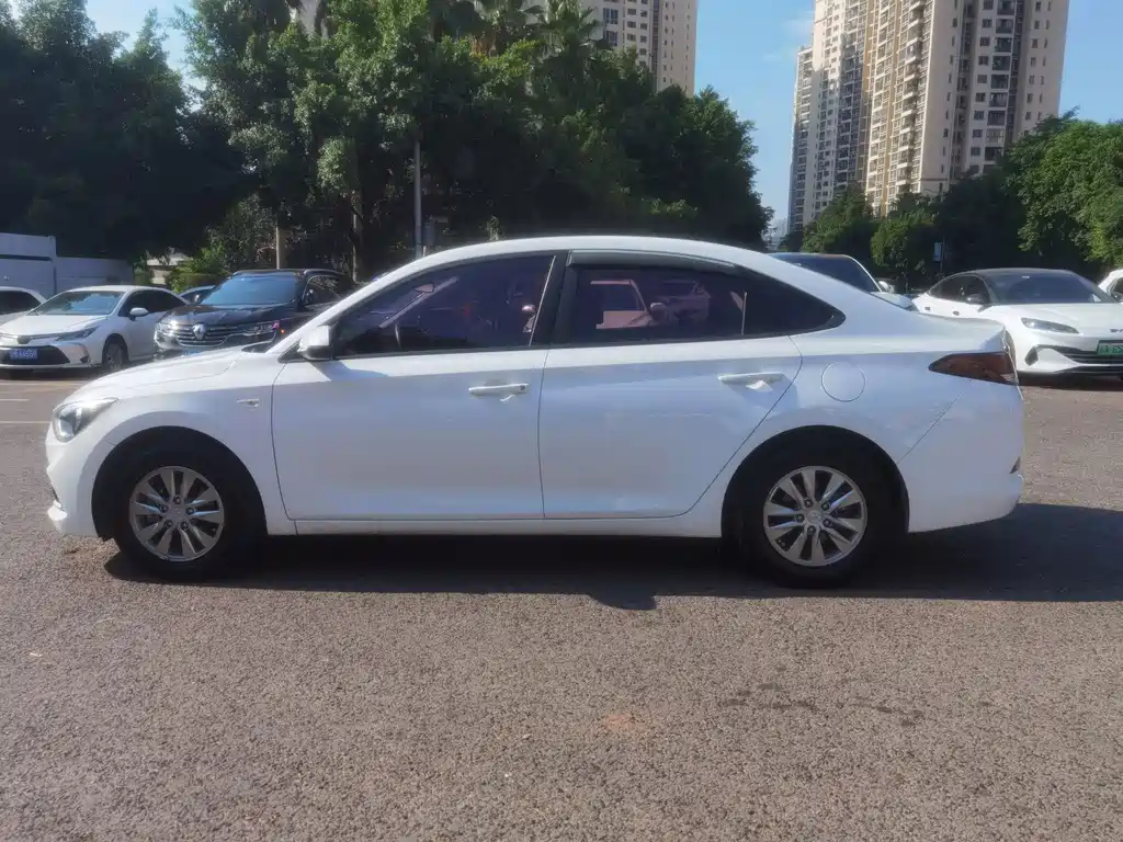 Hyundai Elantra — миниатюра 7
