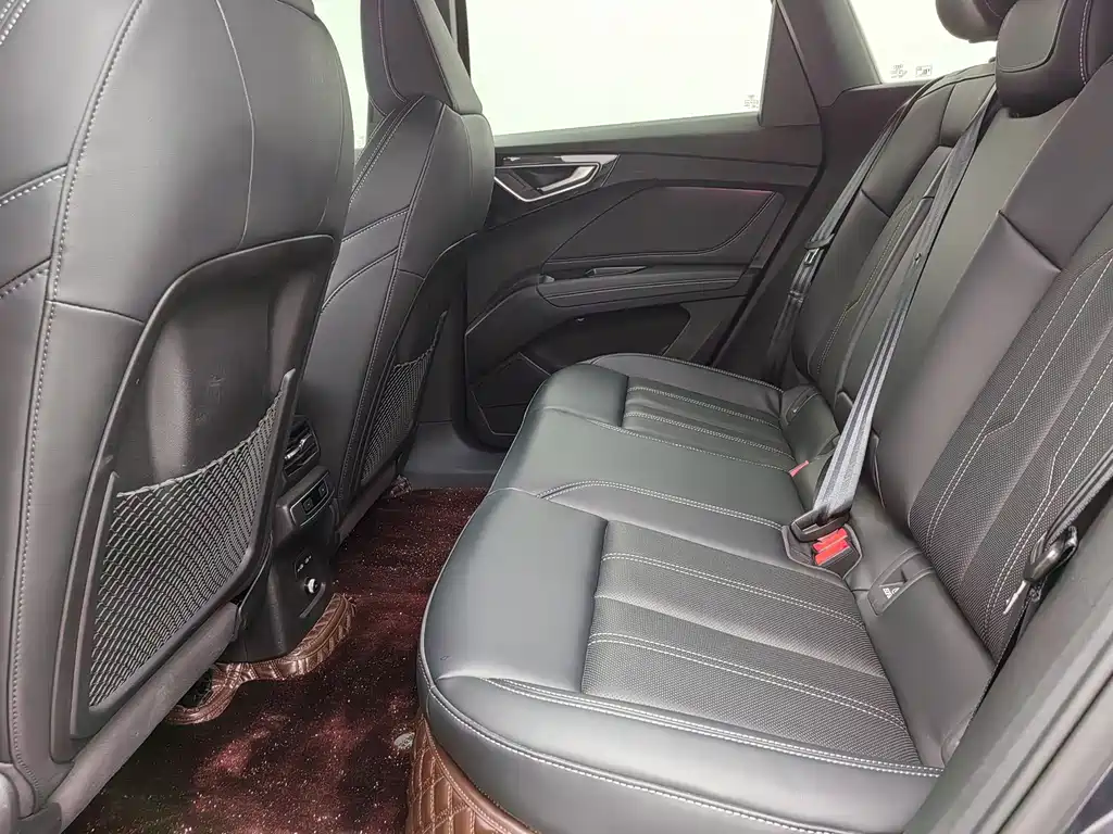 Audi Q4 e-tron — миниатюра 5