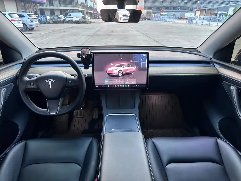 Tesla Model Y — миниатюра 10