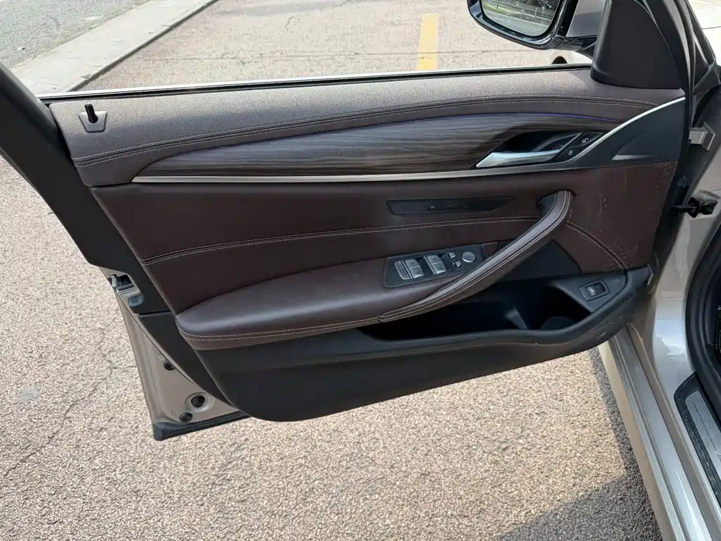 BMW 5 Series — миниатюра 6